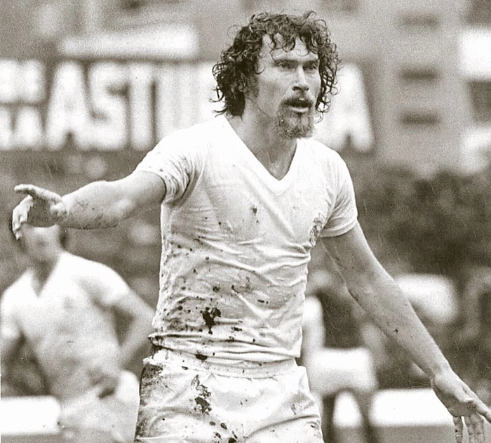 Um das poucas fotos de Paul Breitner com a camisa branca do time merengue. Ele ficou três temporadas no Real Madrid e lá foi adiantado para jogar no meio-campo.