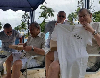Amigo presenteia Milton Neves com camisa de time de Muzambinho