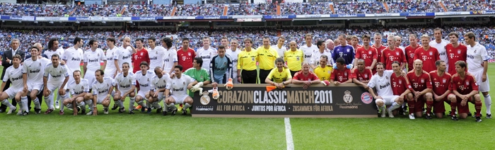 Em uma partida realizada no estádio Santiago Bernabéu, em Madrid, o Real Madrid recebeu o Bayern de Munique para uma partida amistosa que arrecadou recursos para países africanos, Em pé, da esquerda para à direita: Karembeu, Sanz, Figo, Morientes, Zidane, Sagnol, De la Red, Amavisca, Èlber, Suker, Buyo, Helmer, Santillana, Helguera, Redondo, Dani, Dax, Augenthaler, Kreuzer, Não identificado, Breitner, Gallego, Pflüger,Não identificado, Witeczek e Iván Pérez. Agachados, da esquerda para à direita: Velasco, Ramis, J. Llorente, Butragueño, Alfonso Pérez, Victor, Karanka, Garcia Cortéz, Não identificado, Contreras, Brehme, Junghans, Roy Makaay, Paulo Sérgio, Não idenfiticado, Kovac, Zimmerman, Kögl e Cerny. Foto: iG/AFP