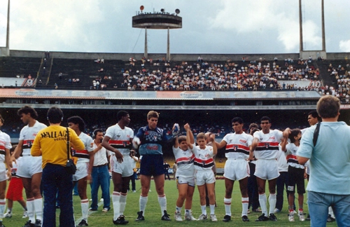 Mário Tilico, em 1991, é o último à direita saudando a pequena torcida tricolor no Morumbi. Ao seu lado temos Cafu, os mascotes Fabio Neves e Milton Neves Netto, Zetti, Bernardo, Elivélton e Flávio