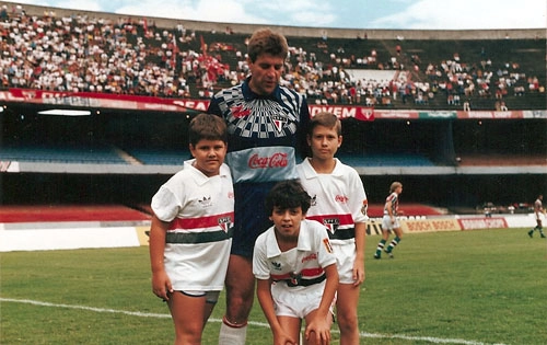 Na foto, o goleiro Zetti, então no São Paulo Futebol Clube, e os filhos do jornalista Milton Neves - o primeiro à esquerda é Milton Neves Netto e Fábio Neves à direita do arqueiro do Tricolor Paulista. 