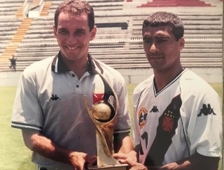 P.C. Gusmão e Romário com a taça. Foto: Divulgação