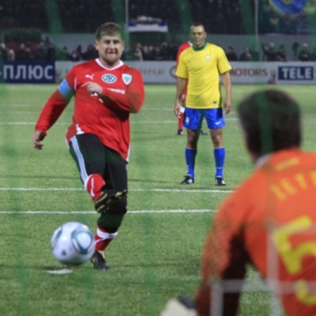 Presidente da Chechênia, Ramzan Kadyrov, financiou a ida da equipe brasileira ao país. Cafú observa o político bater o penalti. Foto: iG/AP