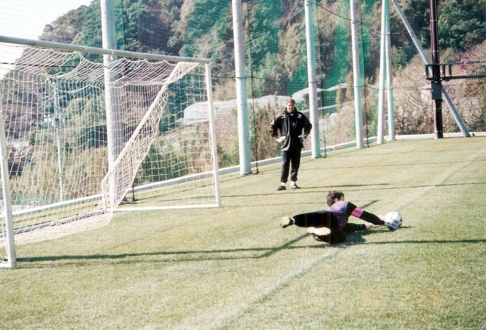 Moscatto aparece realizando a defesa, obervado por Zetti. A foto nos foi enviada por José Augusto Moscatto