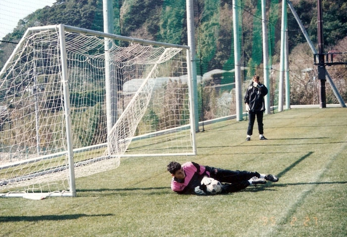 Na imagem, Moscatto aparece defedendo a bola e Zetti, ao fundo, acompanha o treinamento do jovem goleiro. A foto nos foi enviada por José Augusto Moscatto