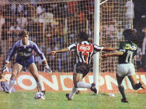 Acima, foto de 1987. O Galo, do rápido ponta-direita Sérgio Araújo (camisa 7), em ação contra o Palmeiras, do goleiro Zetti e do ponta-esquerda Ditinho Souza (o camisa 11)
