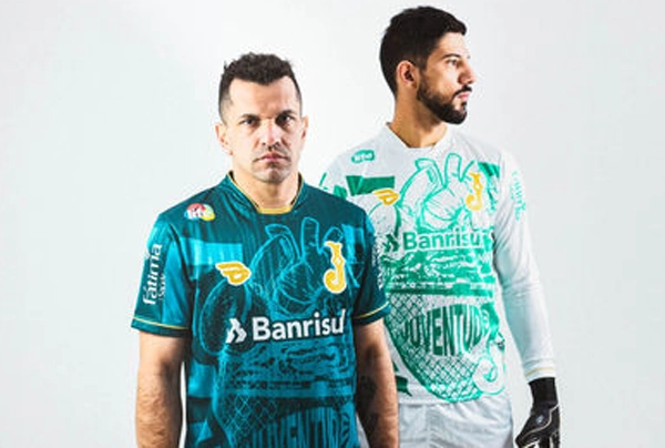 Com ídolos dos anos 90, Verdão apresenta terceira camisa