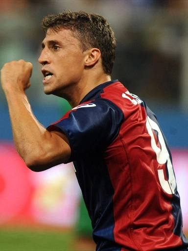 Em 2009, Crespo comemora um de seus poucos gols com a camisa do Genoa. Foto: Reprodução/FIFA.com