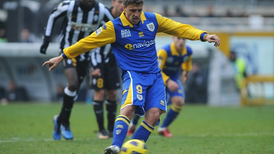 Em 2011, já veterano, Crespo marcou de pênalti pelo Parma contra a Juventus. Foto: Reprodução/FIFA.com