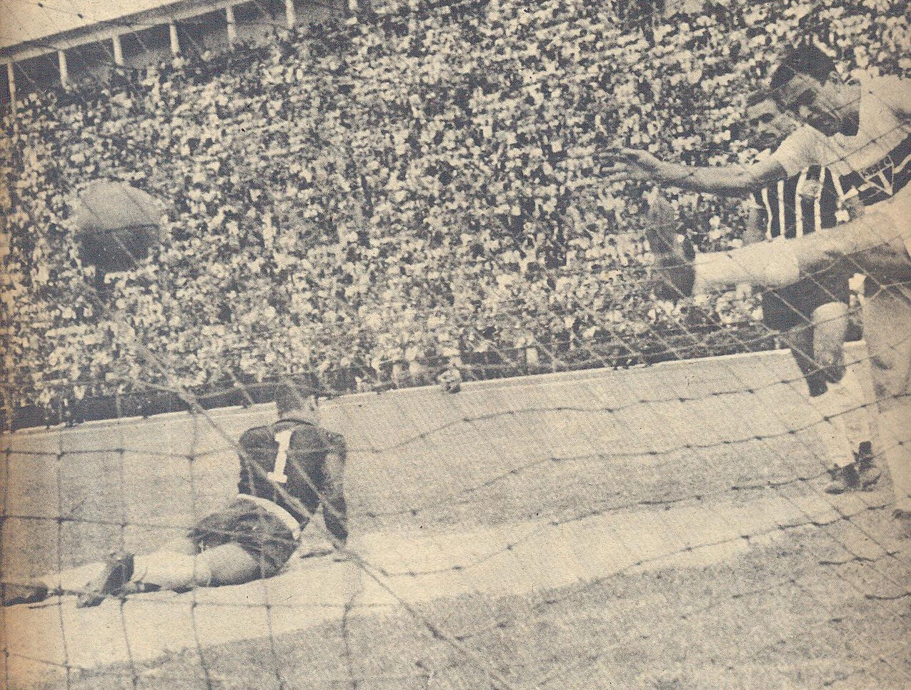 Gino Orlando (SP), Alfredo Ramos e Gylmar dos Santos Neves. Corinthians 1 x 1 São Paulo, em 1957. Foto: revista Manchete Esportiva.