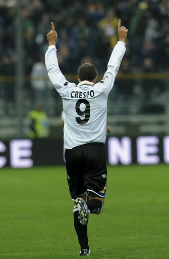 Crespo, o maior artilheiro da história do Parma, cansou de comemorar gols pelo time italiano. Foto: Reprodução/FIFA.com