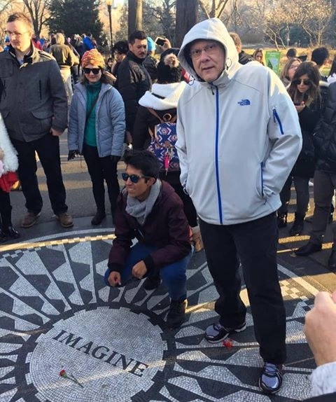 No Central Park, posando no local em homenagem a John Lennon, morto ali perto, em frente ao Edifício Dakota. Lennon foi alvejado baleado com cinco tiros. O autor do crime foi Mark David Chapman 