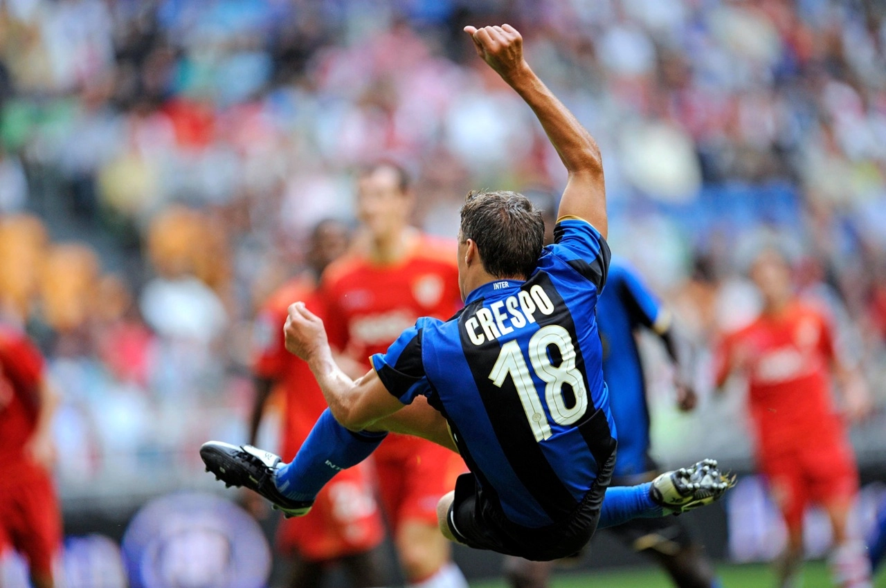 Crespo também fez belos gols em sua carreira. Neste, ele acertou um lindo voleio com a camisa da Inter de Milão. Foto: Reprodução/In My Ear