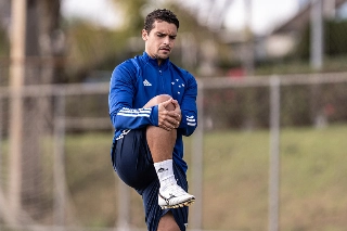 Volante voltou a treinar na Toca da Raposa 2. Foto: Gustavo Aleixo / Cruzeiro