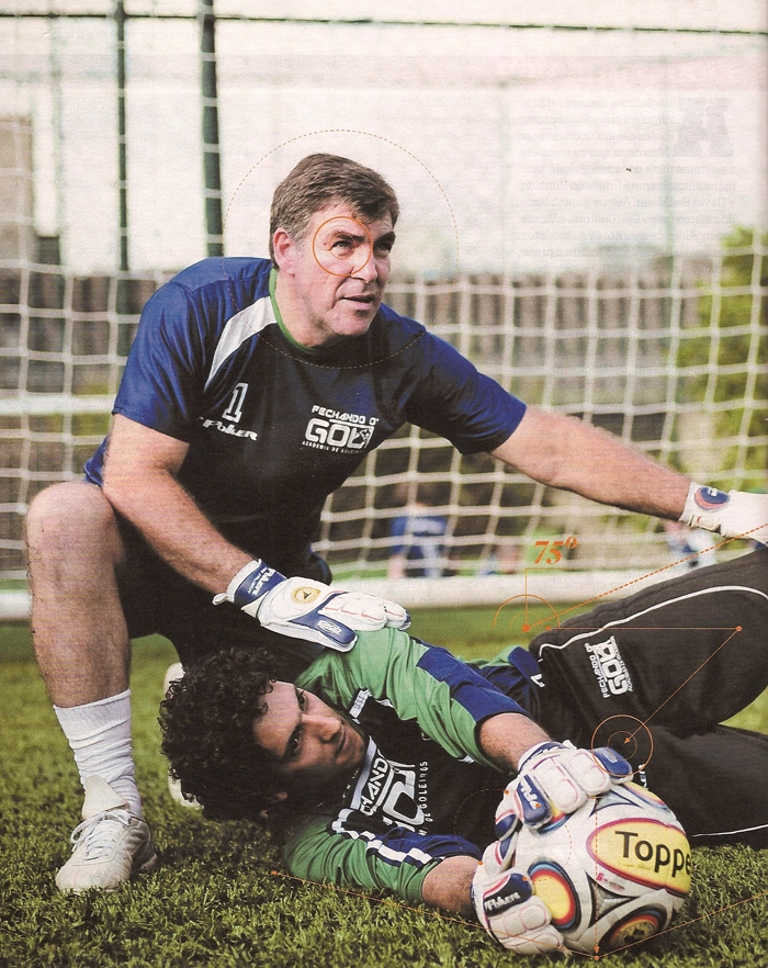 Zetti saiu na Revista Placar do mês de agosto de 2012, ensinando um jovem goleiro a defender sua meta. Foto: Reprodução Placar/ Edição: agosto de 2012
