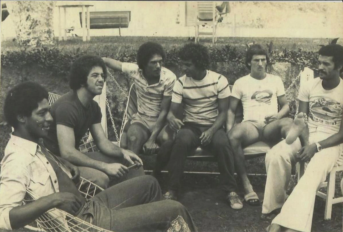 Jogadores do Flamengo na concentração em 1975. Da esquerda para a direita: Geraldo, Gideoni, Vanderlei Luxemburgo, Léo, Zico e Jaime