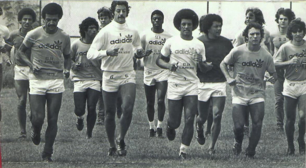 Treino do Flamengo em 1974, na Gávea. À frente: Jaime, Luiz Carlos Galter, Júnior, Liminha, Paulinho e Edu Coimbra. Atrás: Caio Cambalhota, Edson, Cantarelli, Nei, Doval e Paulino