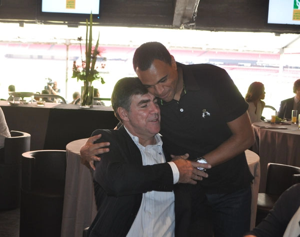 Denilson abraça Zetti em sua chegada à festa promovida pela Associação dos Campeões Mundiais em 25 de abril de 2013 no Espaço Unyco, no Estádio do Morumbi. Foto: Marcos Júnior/Portal TT