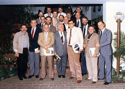 Agosto de 1985, defronte à residência do saudoso corintiano Bernardo Goldfarb, no Morumbi: no alto, Mário Marinho do Jornal da Tarde e Paulo Adário do Jornal do Brasil. Na segunda fila, no alto, o segundo é Osmar Santos. Abaixo dele, Samuel Ferro e o barbudo Fran Augusti do Estadão. Os dois barbudos e mais altos são os irmãos gêmeos Sergio e Jack Terpins e Milton Neves está no pé da escada ao lado de Bernardo Golsfarb. Esse grupo fez parte da delegação de 485 pessoas do Brasil que participaram da 15ª Macabíada Mundial em Israel, em 1985. O último, à direita, é Marcos Arbaitman.Na fileira do meio, o último à direita (calvo) é Giba Stein. 