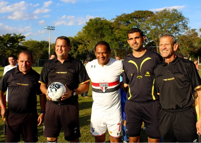 Muller posando com os árbitros na festa dos 84 anos do Guaxupé Country Club, dia 13 de julho de 2019