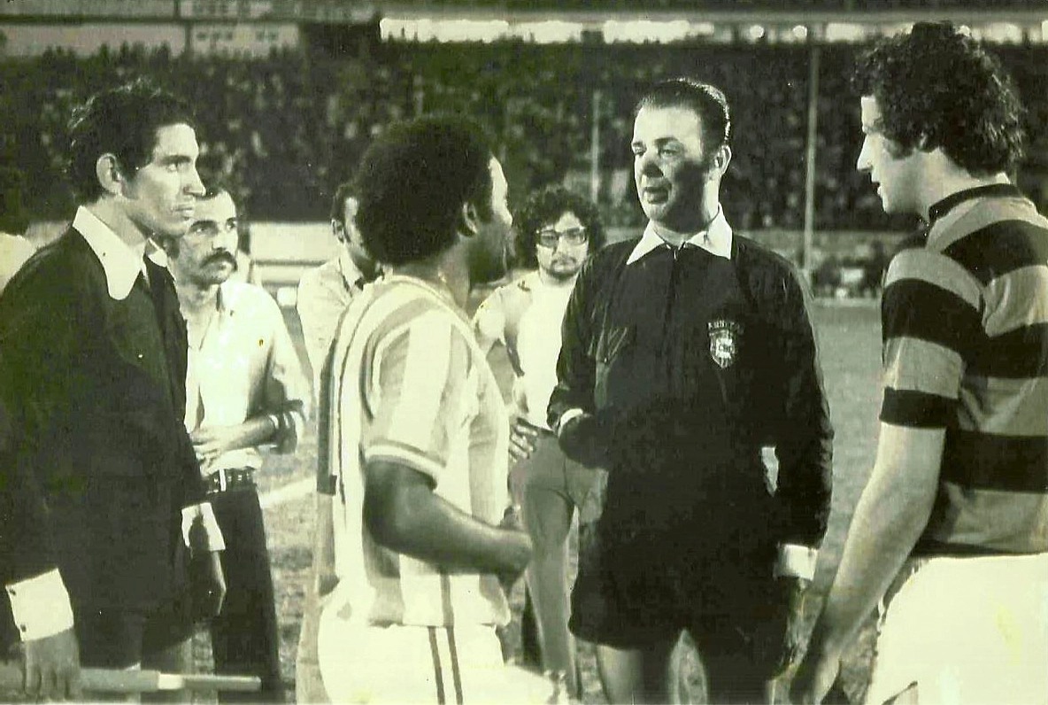 O Náutico recebeu o Flamengo no Recife, em 1974. Da esquerda para a direita: o bandeirinha Camarinha, Lima, Armando Marques e Luiz Carlos Galter. Foto: Mario Helvécio