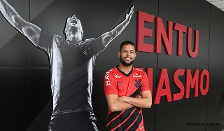 Atacante assinou contrato com o clube paranaense até o final do próximo ano. Foto; Divulgação / CAP
