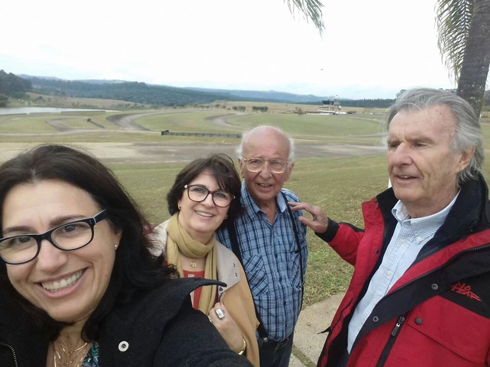 Encontro em 24 de agosto de 2016 na fazenda DIMEP, em Itatinga, de propriedade do empresário Dimas de Melo Pimenta. À frente, o casal Rita e Wilsinho Fittipaldi. Atrás, Maria Luiza e Bird Clemente. Foto: arquivo pessoal de Maria Luiza Clemente