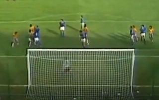 Zagueiro esteve próximo de sair como herói do jogo contra a Itália. Foto: Reprodução / YouTube