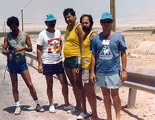 Cisjordânia, em 1985, na estrada Mar Morto-Jericó: Paulo Adário, Mário Marinho, Milton Neves, Fran Augusti e Samuel Ferro.
