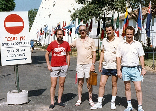 1985: os jornalistas são Fran Augusti, Mário Marinho e Samuel Ferro. O segundo é o médico paulista da delegação.
