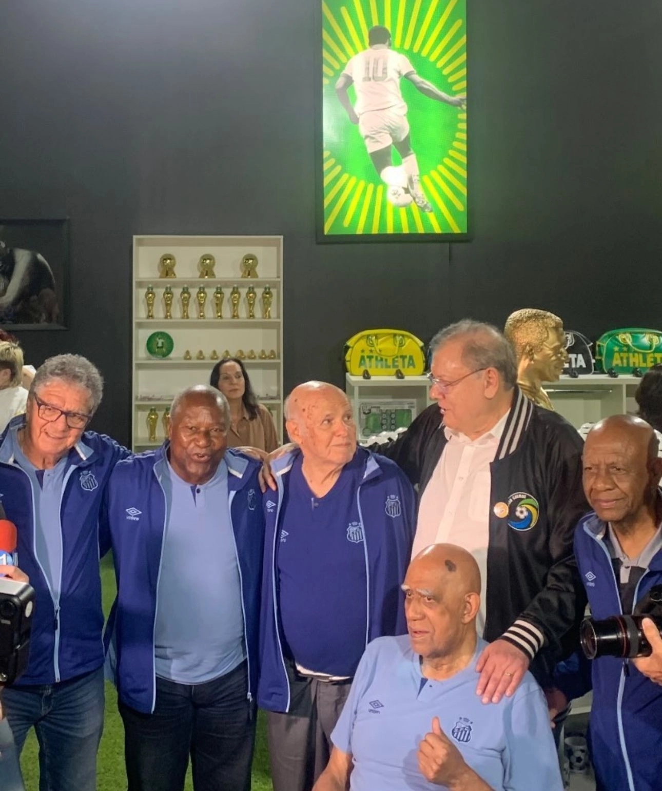Manoel Maria, Edu, Pepe, Milton Neves, Abel e Mengálvio (sentado), em 18 de novembro de 2024, em Uma Homenagem ao Rei Pelé, na cidade de São Paulo