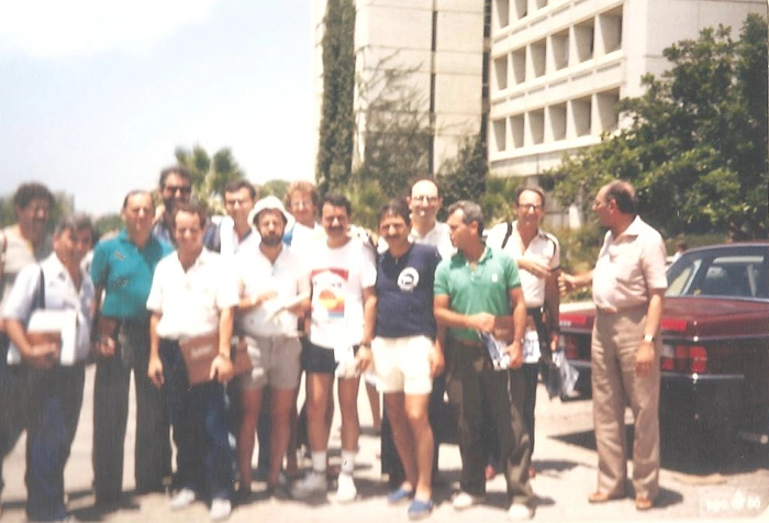 Na Macabiada de 1985. O primeiro, da esquerda para a direita é Paulo Adário, à época do Jornal do Brasil e posteriormente da ONG Internacional Greenpeace. Marcos Arbaitman é o terceiro. Depois, com uma pasta na mão, está Samuel Ferro e atrás dele Jack Terpins. Milton Neves está atrás de Samuel. Mario Marinho está no centro da foto, entre o homem de chapéu (Fran Augusti) e o de camisa azul (Ayrtom Clerman). O último é o senhor Moisés, tesoureiro do Clube 