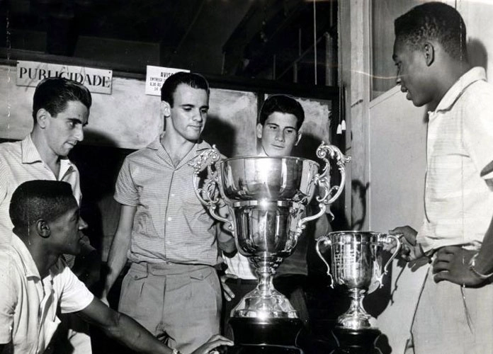 No dia 16 março de 1958, os jogadores do Santos admirando a taça. Da esquerda para a direita, Durval, Pagão, Pepe, Afonsinho e Pelé. Foto enviada por Moisés Bueno