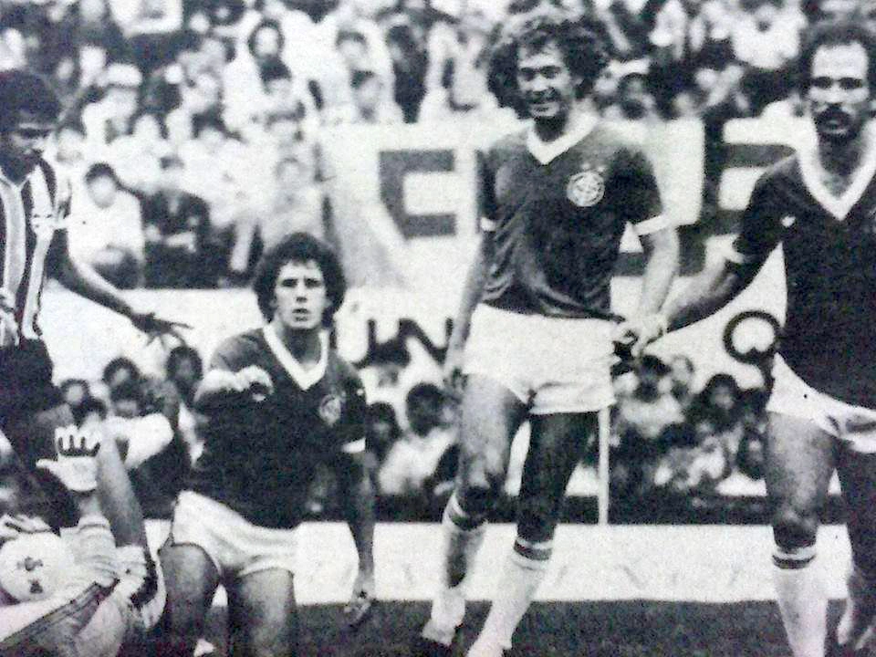 O Inter venceu o Grêmio em 6 de outubro de 1979 no Beira-Rio, jogo válido pelo Campeonato Brasileiro, que acabou conquistado de forma invicta pelo Inter. Jair marcou o gol da partida. Na foto, da esquerda para a direita: os gremistas Vantuir e Manga (caído no chão, com a bola) e os colorados Adilson, Falcão e Mário Sérgio. Foto: História do Sport Club Internacional