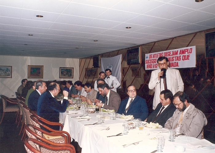 Milton Neves, em pé, no clube A Hebraica, na Rua Hungria, em São Paulo. O primeiro, à direita é Fran Augusti, depois estão Samuel Ferro e Armando Ferrentini