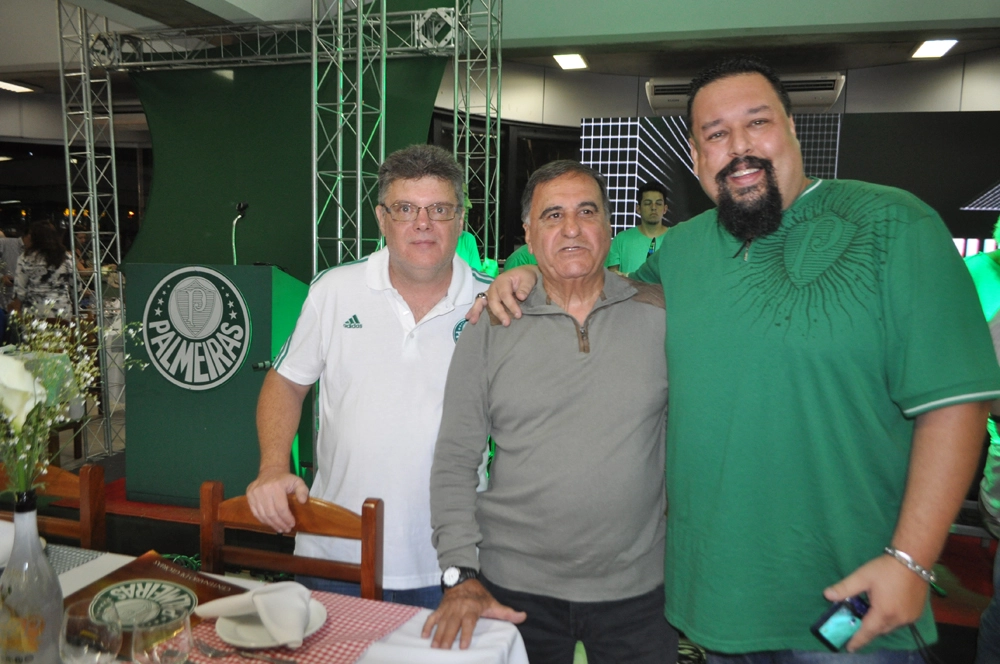 Bentivegna, no centro da foto, com amigos na noite de 26 de setembro de 2015, na festa de veteranos do Palmeiras, no restaurante do clube. Foto: Marcos Júnior/Portal TT