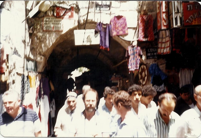 O barbudo Fran Augusti é observado por Samuel Ferro, a seu lado, em um mercado de Israel, em 1985