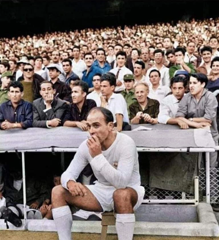 Cena incomum para os padr&otilde;es modernos, com Di St&eacute;fano fumando em frente ao banco de reservas do Real Madrid, em 1964. Foto: Reprodu&ccedil;&atilde;o