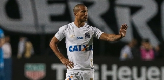 Carlos Sanchéz estreou com a camisa do Santos no dia 4 de agosto