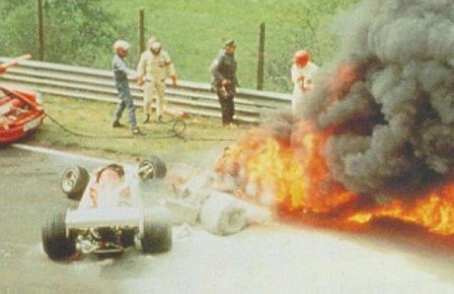O terrível acidente de Lauda em Nurburgring, na Alemanha. Foto: Divulgação