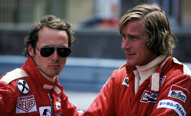 Rivais em 1976, Lauda conversa com o inglês James Hunt antes do GP de Mônaco. Foto: Divulgação