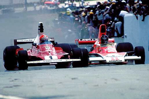 Niki Lauda e James Hunt disputam roda a roda. O austríaco com a Ferrari e o inglês com a McLaren-Ford. Foto: Divulgação