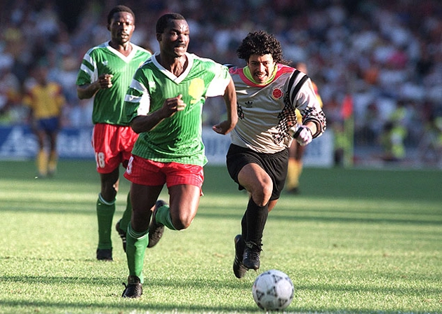 Momento dramático, perdendo a bola para o camaronês Roger Milla, que marcou o gol de seu país e eliminou a Colômbia da Copa de 1990, na Itália. Foto: UOL