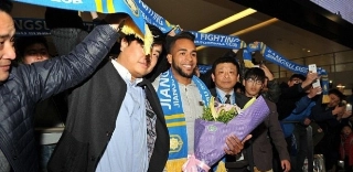 Alex Teixeira é recebido calorosamente por fãs na chegada à China