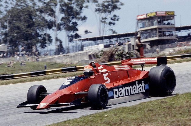 Em 1979, ano em que anunciou sua primeira despedida da Fórmula 1. Lauda a bordo da Brabham-Alfa Romeu de 12 cilindros no traçado de Interlagos, prova dominada pela Ligier-Ford, que fez a dobradinha com os franceses Jacques Laffitte e Patrick Depailler. Foto: Divulgação