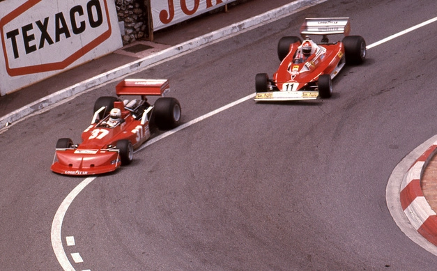 Na mais lenta curva do calendário da Fórmula 1, a Lowes, no Principado de Mônaco. À esquerda está o italiano Arturo Merzario com o carro Merzário-Ford, abrindo passagem para Niki Lauda, com a Ferrari. Foto: Divulgação