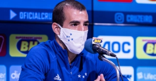 Lateral-direito é o 59º estrangeiro a defender o clube celeste. Foto: Divulgação / Cruzeiro