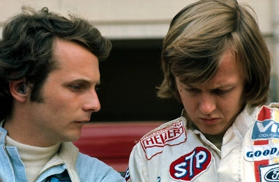 Em 1976, o austríaco Niki Lauda (à época na Ferrari) e Ronnie Peterson, da March, conversam antes de um GP. Naquele mesmo ano, Lauda teve o rosto desfigurado pelo acidente sofrido no GP da Alemanha, em Nurburgring. Foto: Divulgação