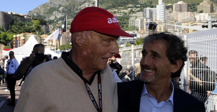 O tricampeão Niki Lauda se encontra com o tetracampeão Alain Prost minutos antes da largada do GP de Mônaco de F1, em 25 de maio de 2013. Foto: UOL