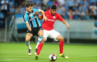 Grêmio quase perde o Gre-Nal, mas sai inteiro de campo para estrear na Libertadores